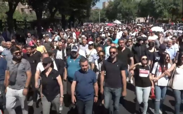 «Դիմադրություն» շարժման անդամները շարժվեցին դեպի Բաղրամյան 26 (տեսանյութ)
